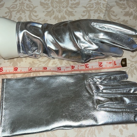 New silver Gloves - Picture 7 of 9